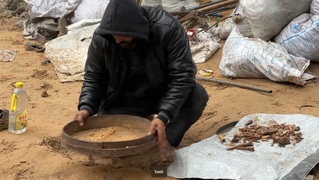 ⁧بالغربال⁩.. ⁧فلسطيني من غزة يبحث عن رفات أسرته بعد عامين من استشهادهم⁩